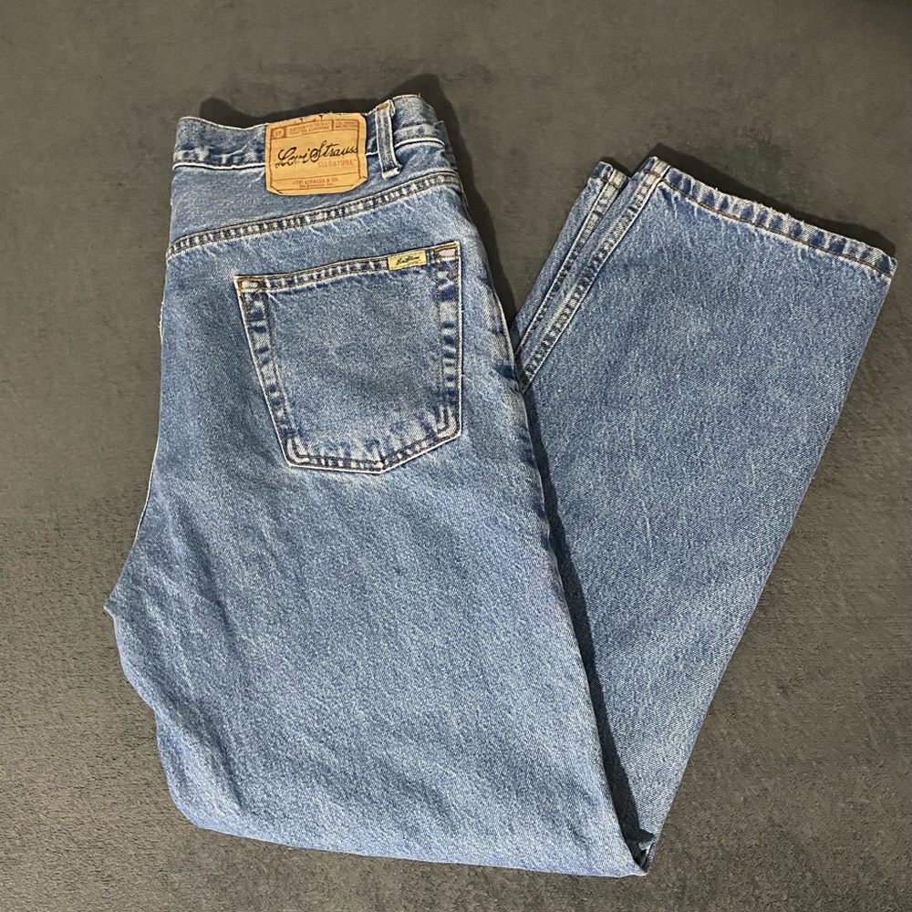 2004 Levi’s Strauss Straight Legged light washed blue jeans